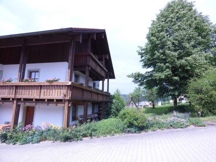 Ganze Wohnung, Gillingerhof - Ferienwohnung Hofblick (55qm) behindertengerecht mit Terrasse für 2 Personen in Chamerau, Ostbayern