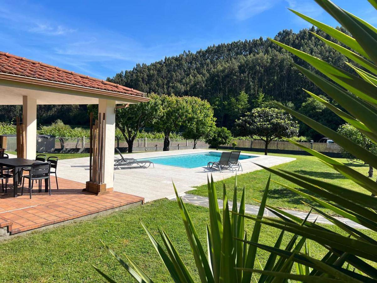 Apartamento entero, Apartamento en bloque vivienda con piscina y barbacoa a 15 min de la playa in Meis, Costa de Galicia