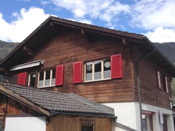 Gîte pour 6 personnes, avec piscine et sauna ainsi que vue et balcon, adapté aux familles à Andeer