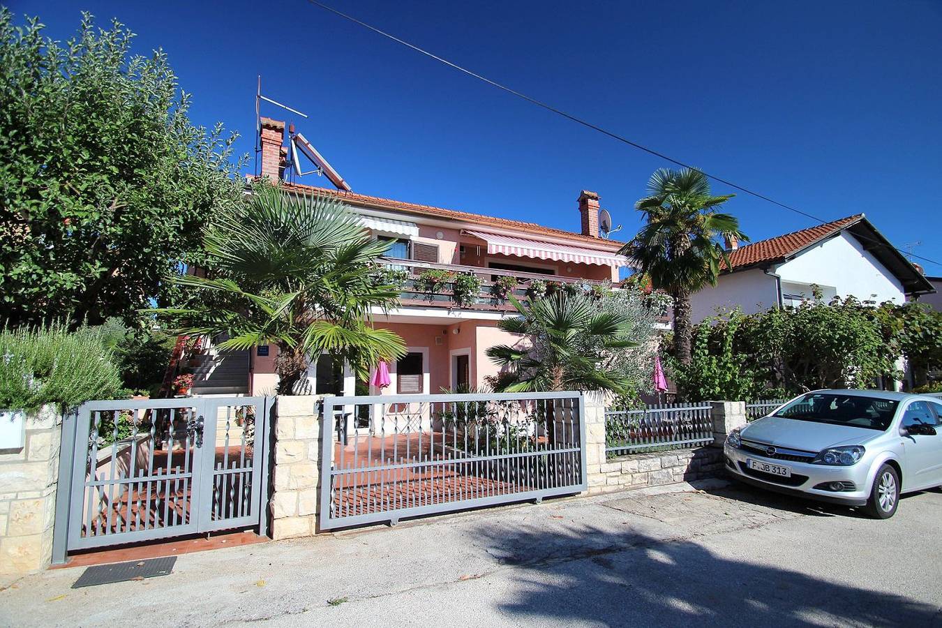 Ganze Wohnung, Idyllisches Apartment nur 400 Meter zum Strand mit privater Terrasse, Grill, Klima in Novigrad, Umag und Umgebung