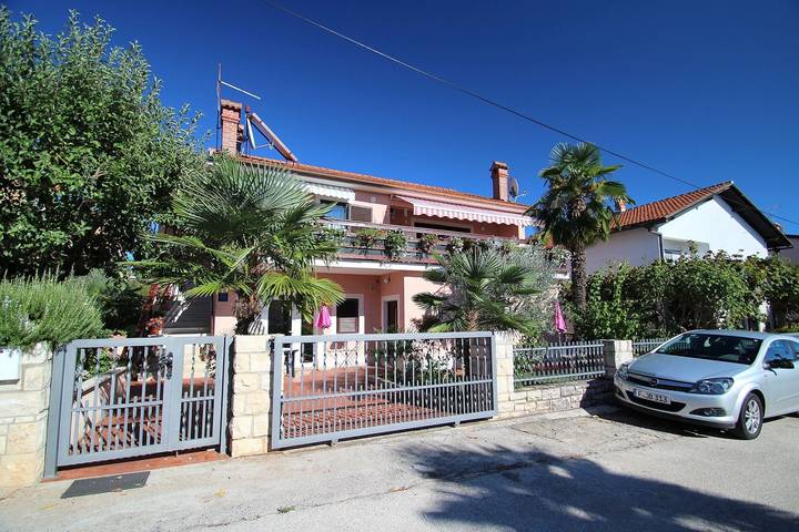 Appartamento per 2 persone, con Terrazza e Giardino a Novigrad