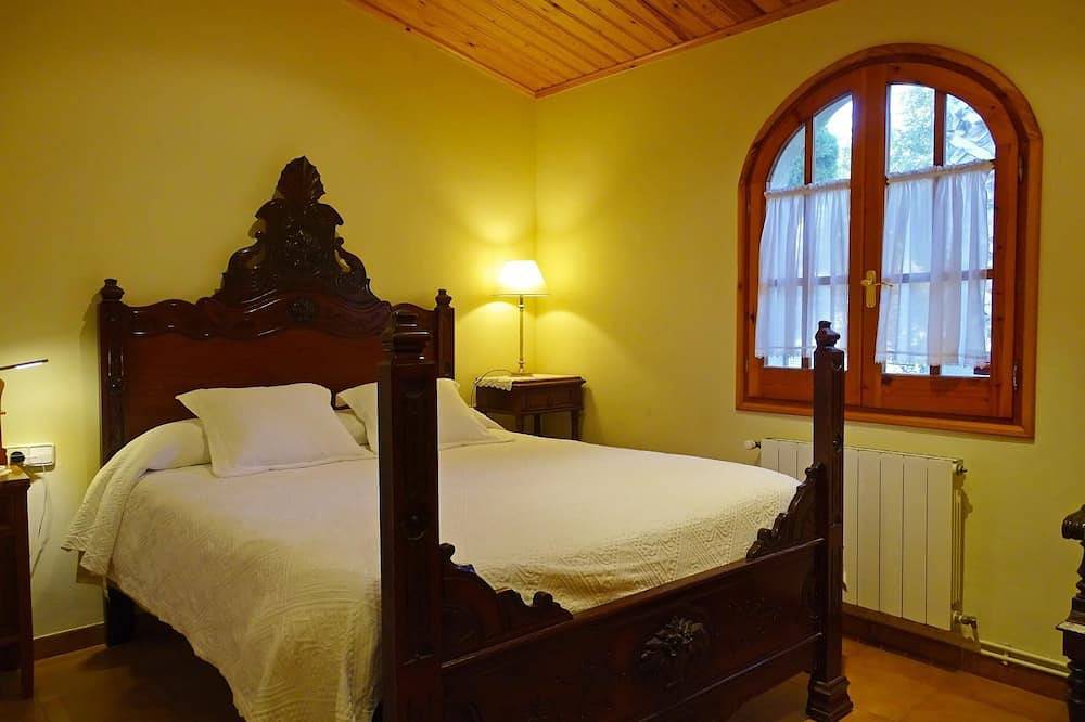 Beautiful house 5000m2 private garden with pool i and porch with barbecue.Wi-Fi in Valls, Alt Camp