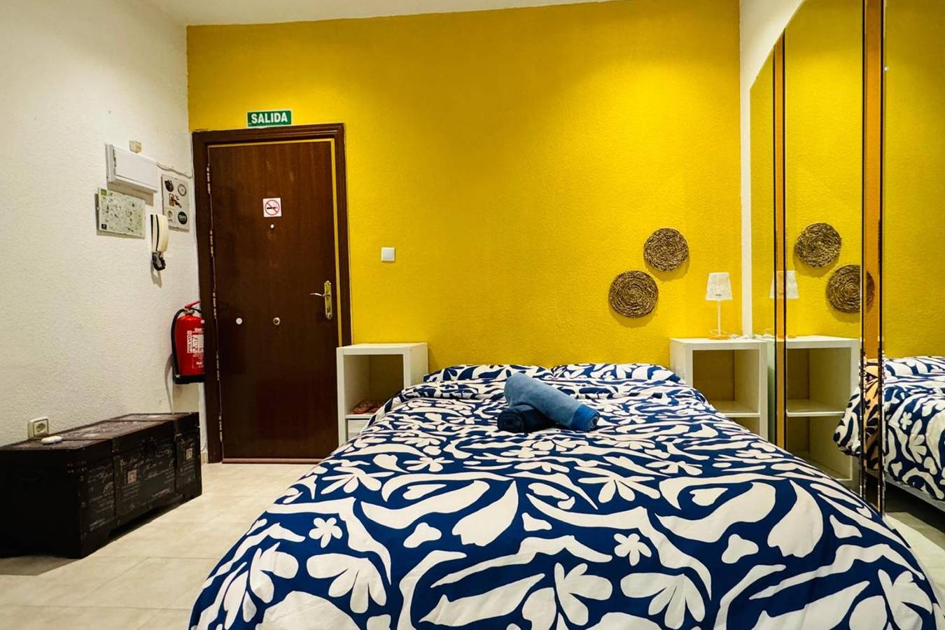 Entire holiday apartment, Zurita Apartment Sleeps 2 with Wi-Fi in Centro (Madrid), Madrid