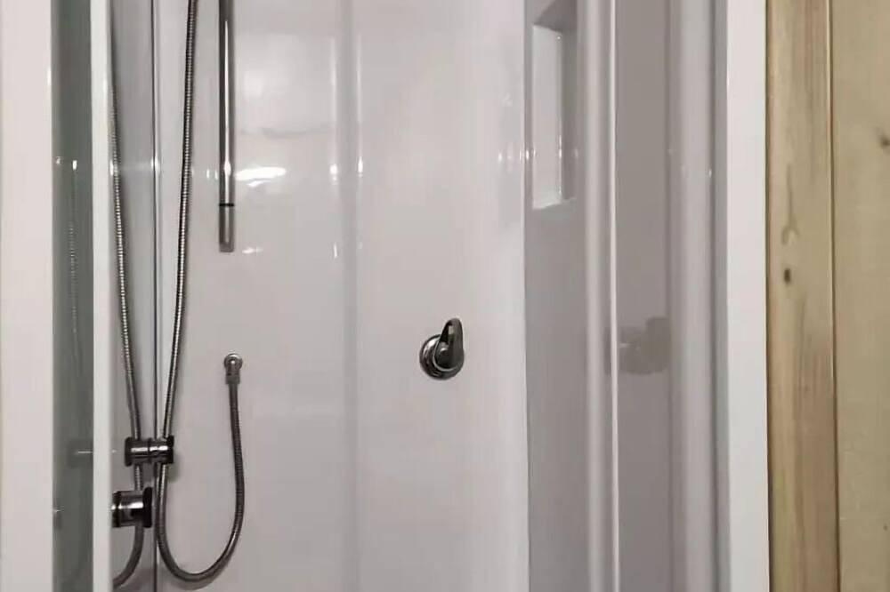 New Chalet 17m² Tv (1 chambre) 2 adultes 2 enfants -12ans 4 personnes in Saint-Laurent-sur-Sèvre, Vallée de la Loire
