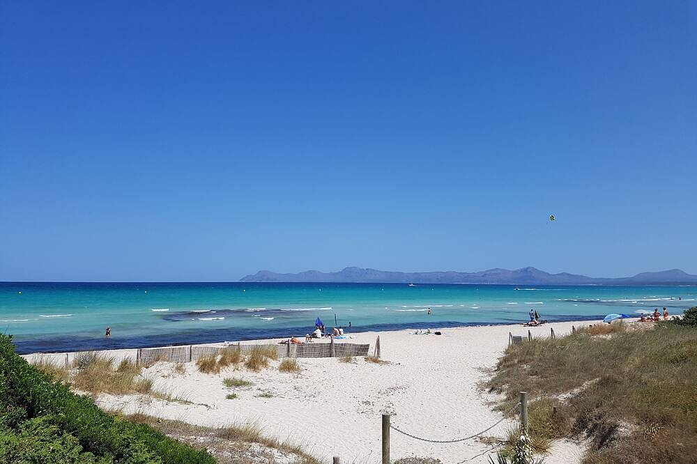 La Villa Bugambilia se encuentra a solo 50 metros de una larga playa de arena. in Playa de Muro, Muro