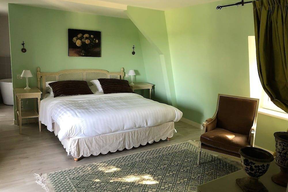 Beautiful duplex garden cottage with swimming pool terrace Azay le rideau in Azay-le-Rideau, Loire Valley