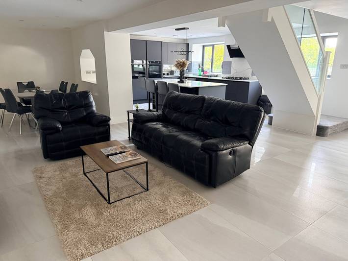 Luxuriöses Haus mit 5 Schlafzimmern, 3 Badezimmern, Spielzimmer und Parkplatz in Caerphilly und Umgebung