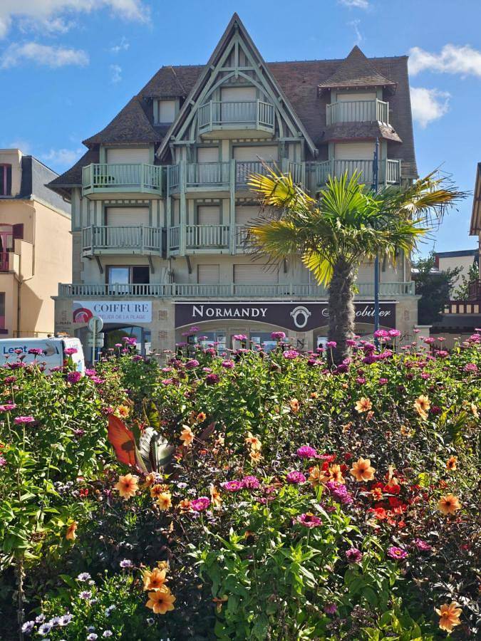 Appartement entier, Vue mer panoramique, Centre de Villers, 2 balcons, Parking privé in Villers-sur-Mer, Région de Lisieux