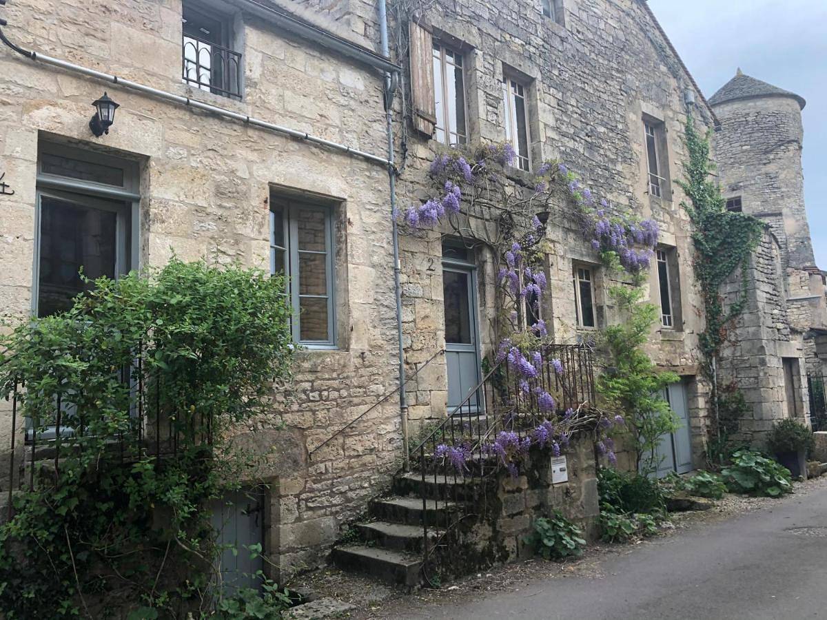 Four-Bedroom House in Flavigny-sur-Ozerain, Région de Montbard