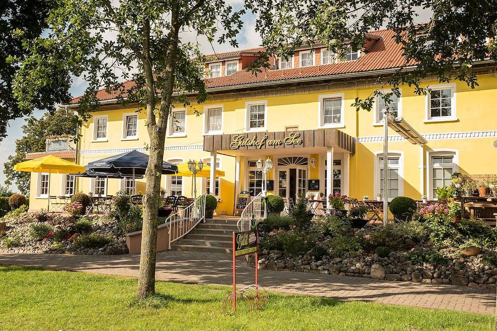 Gutshaus am See mit eigenem Steak–Haus! in Klein Upahl, Naturpark Nossentiner/Schwinzer Heide