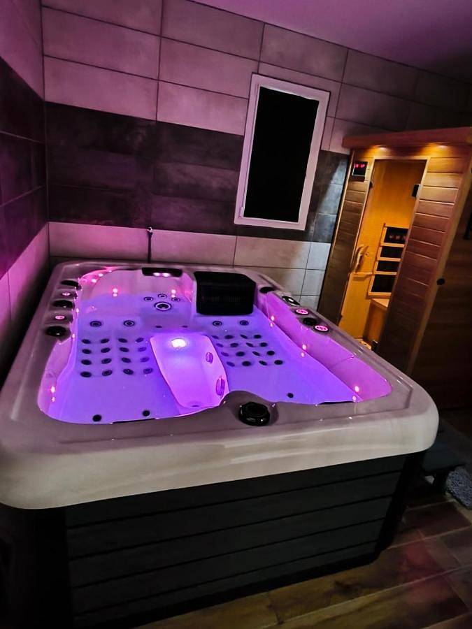 Location de vacances pour 4 personnes, avec Jacuzzi et Terrasse ainsi que Jardin et Sauna à Cahon