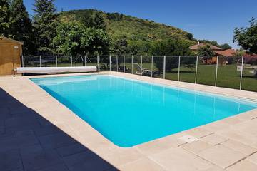 Gîte pour 9 personnes, avec sauna et piscine ainsi que terrasse et jardin à Izeaux