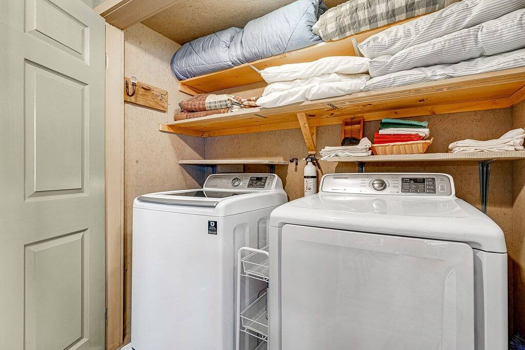 Snowbird-Friendly Cabin with Wifi, Gas Fireplace, Private W/D, and Gas Grill in Blue Ridge Parkway, Seven Devils