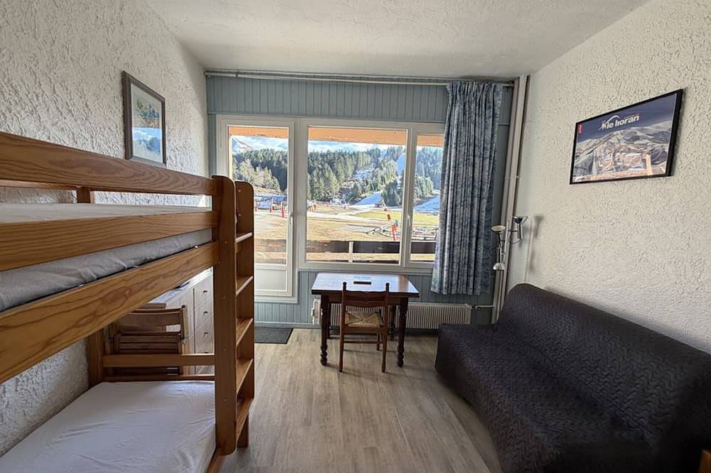 Entire apartment, Cozy Studio for 4, South-Facing Balcony, Heart of Ski Resort in Le Lioran, Laveissière