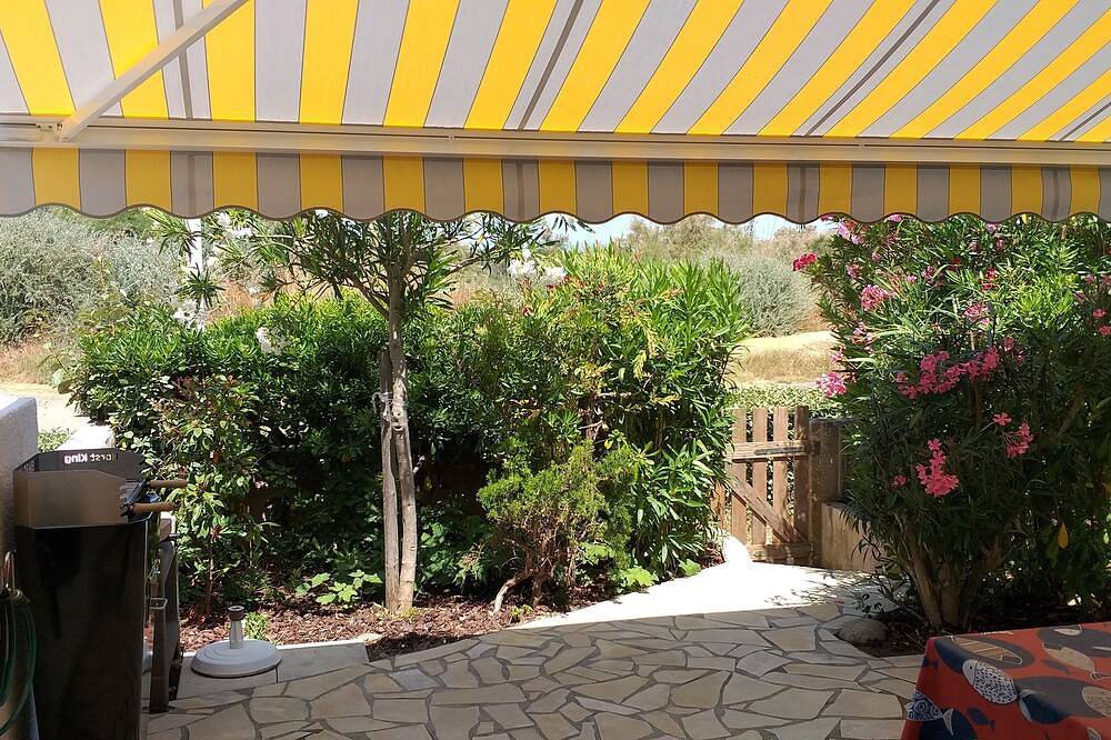 Neu renoviertes Ferienhaus mit Wintergarten nur 250 Meter zum Strand. in Portiragnes Plage, Portiragnes