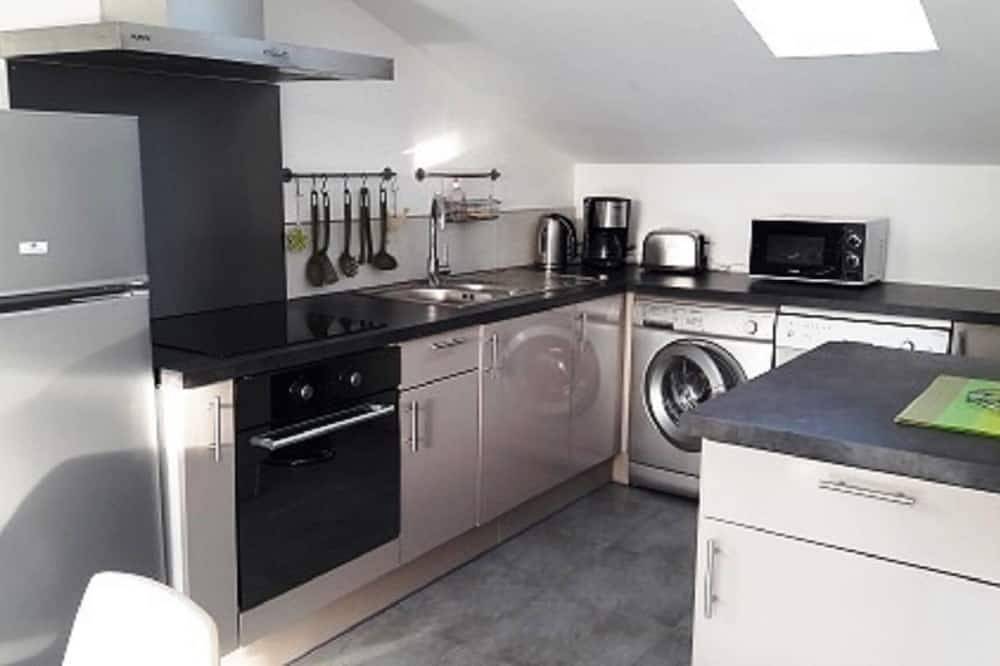 Apartamento entero, Apartamento en un entorno auténtico con terraza privada y vista a la montaña in Ascain, Region de Bayona