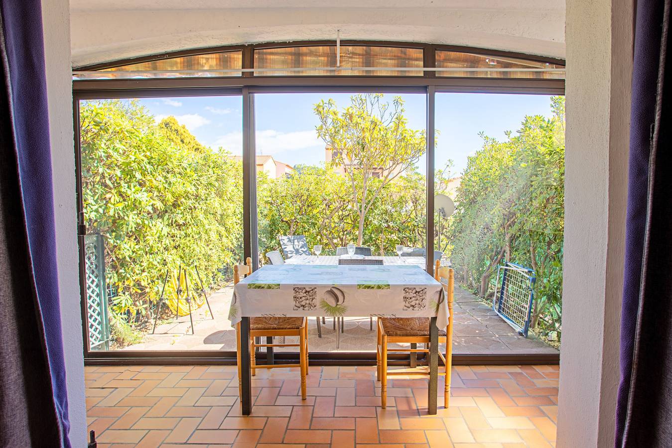 Apartamento entero, Apartamento 'Les Tulipes' con terraza privada, jardín compartido y Wi-Fi in Carqueiranne, Costa mediterránea (Francia)