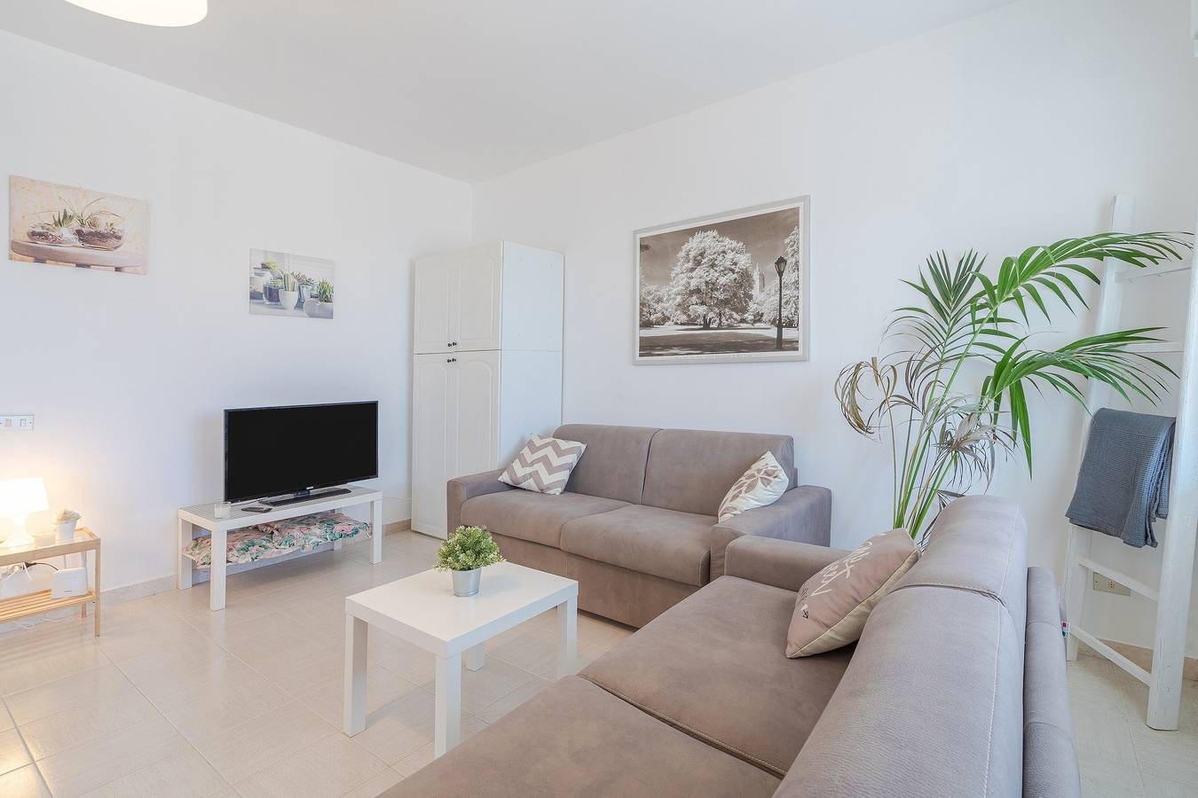 Holiday Home "Villa Clara" with Sea View, Covered Terrace and Garden in Gallina - Avola, Avola