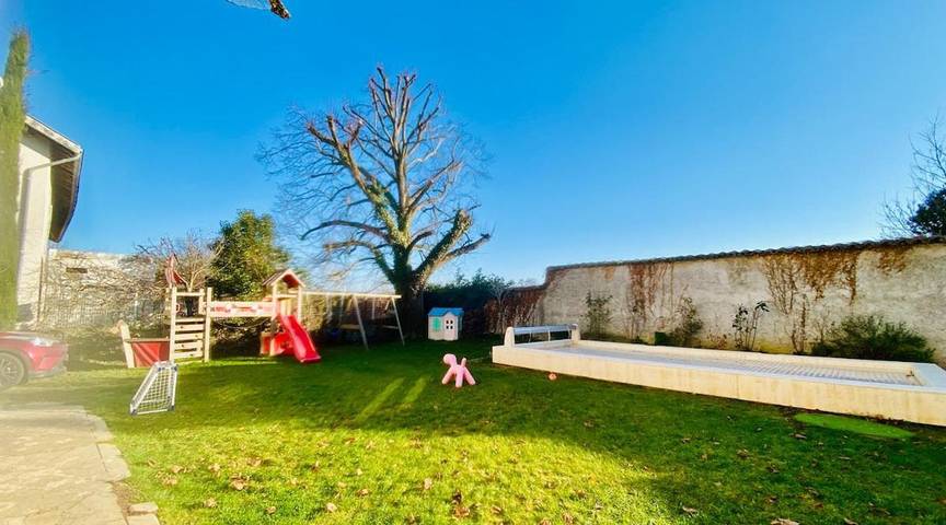 Location de vacances pour 10 personnes, avec piscine ainsi que terrasse et jardin dans Bougé-Chambalud - 2