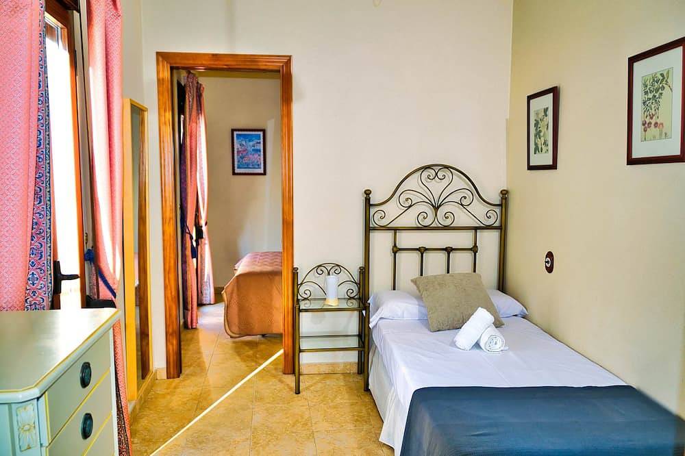 Casita Jade. Entre montañas y cerca de la playa. in Sayalonga, Costa del Sol