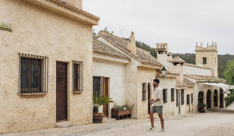 Camping para 5 personas, con piscina y vistas además de piscina para niños y terraza, Se admiten mascotas en Requena-Utiel - 3