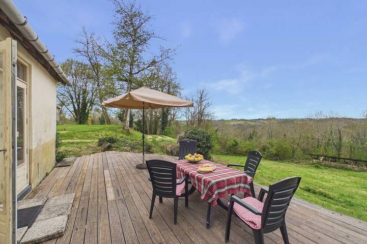 Gîte pour 2 personnes, avec piscine et jardin à Fanlac