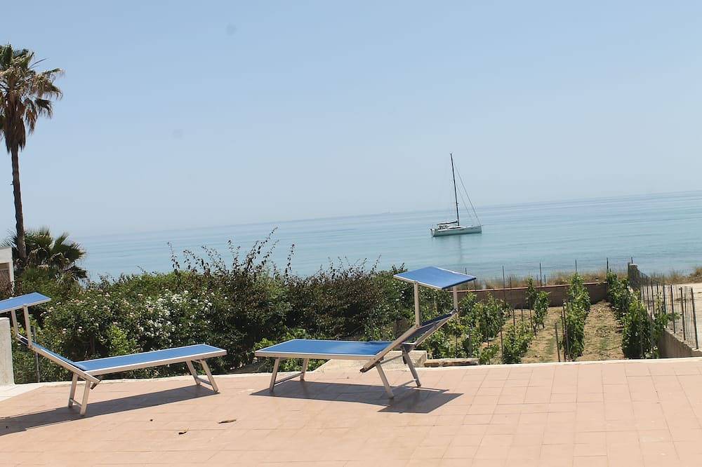 "Villa Angela", eine terrasse mit blick auf das meer. in Marina di Modica, Modica