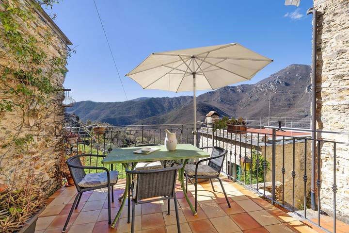 Appartamento intero, Appartamento 'La Casa Della Lavanda' con vista sulle montagne, terrazza privata e Wi-Fi in Castelvecchio di Rocca Barbena, Riviera di Ponente