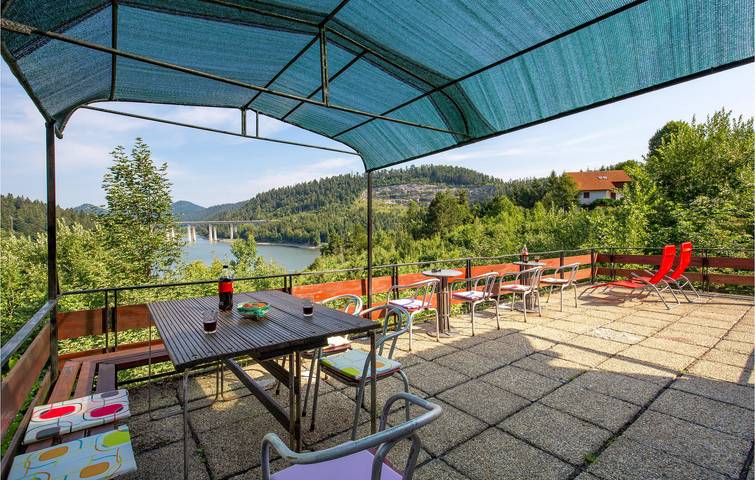 Reizende 2-Zimmer-Ferienwohnung mit Pool und Terrasse, 700 m vom Zentrum von Fuzine entfernt in Fuzine, Primorje-Gorski Kotar