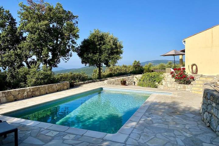 Location de vacances pour 8 personnes, avec balcon/terrasse à Mons (Var)