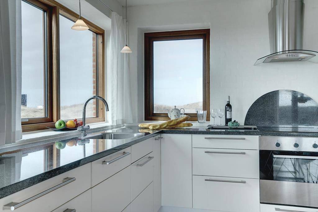 Hochgelegenes, vom Architekten entworfenes Ferienhaus dicht am Strand in Henne, Varde