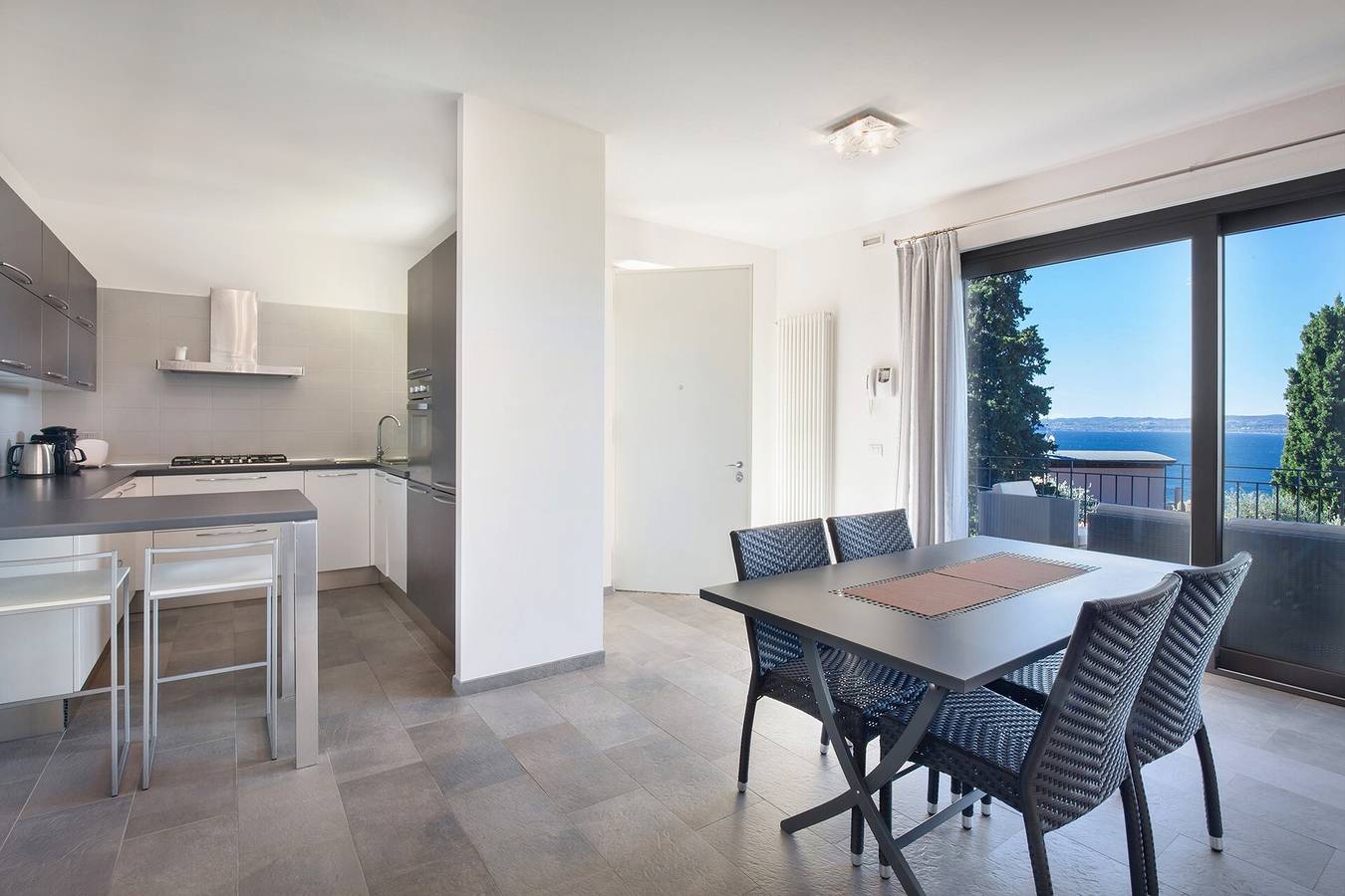 Ganze Wohnung, Villa Loncrino: Obergeschosswohnung mit Seeblick, Pool und Garten in Torri del Benaco, Gardasee-Berge