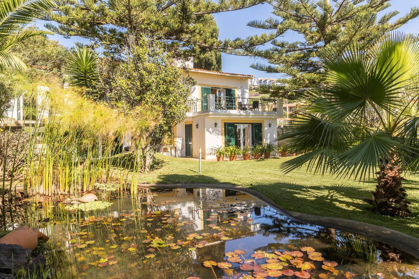 Entire apartment, 1st floor apartment 'Villa Echium T2' with two bedrooms and shared garden in Caniço, Madeira