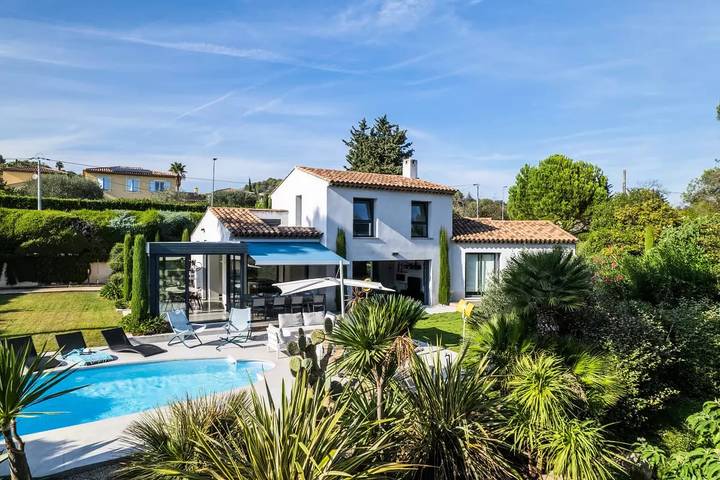 Villa pour 7 personnes, avec terrasse et jardin ainsi que vue et piscine à Biot