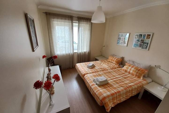 Townhouse with private garden and barbeque – excellent to welcome up to 4 adults in Ferrel, Leiria District