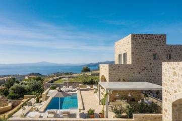 Cottage pour 4 personnes, avec vue ainsi que piscine et jardin dans Stoupa