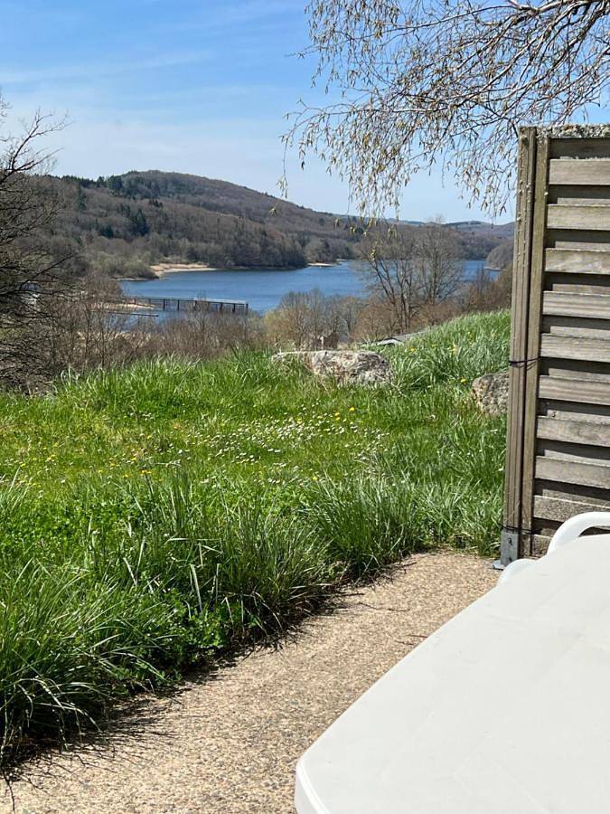 Gîte pour 7 personnes, avec Terrasse et Jardin ainsi que Vue sur le lac et Vue dans Lac de la Raviège - 2