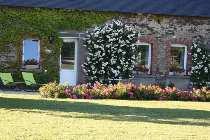 Location de vacances pour 6 personnes, avec jardin et piscine, adapté aux familles à La Jaille-Yvon