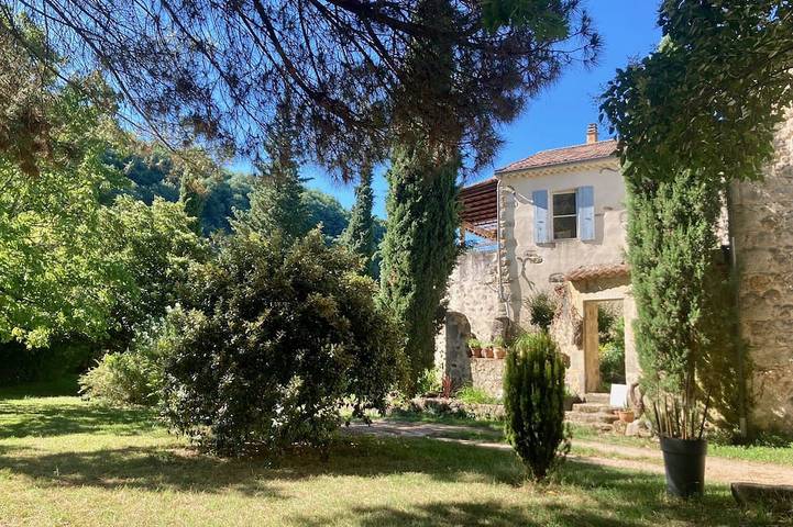 Location de vacances pour 10 personnes, avec jardin et terrasse à Saint-Julien-du-Serre