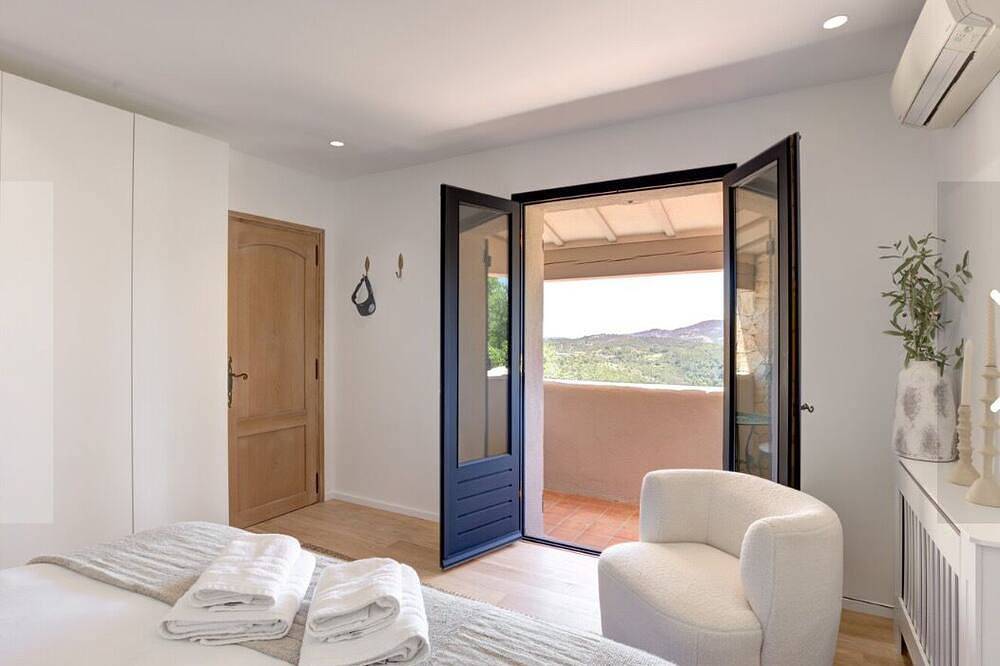 Stylish 4-Bedroom Design Villa with Pool, Gym & Open Valley Views – Côte d’Azur in Le Tignet, Mittelmeerküste (Frankreich)