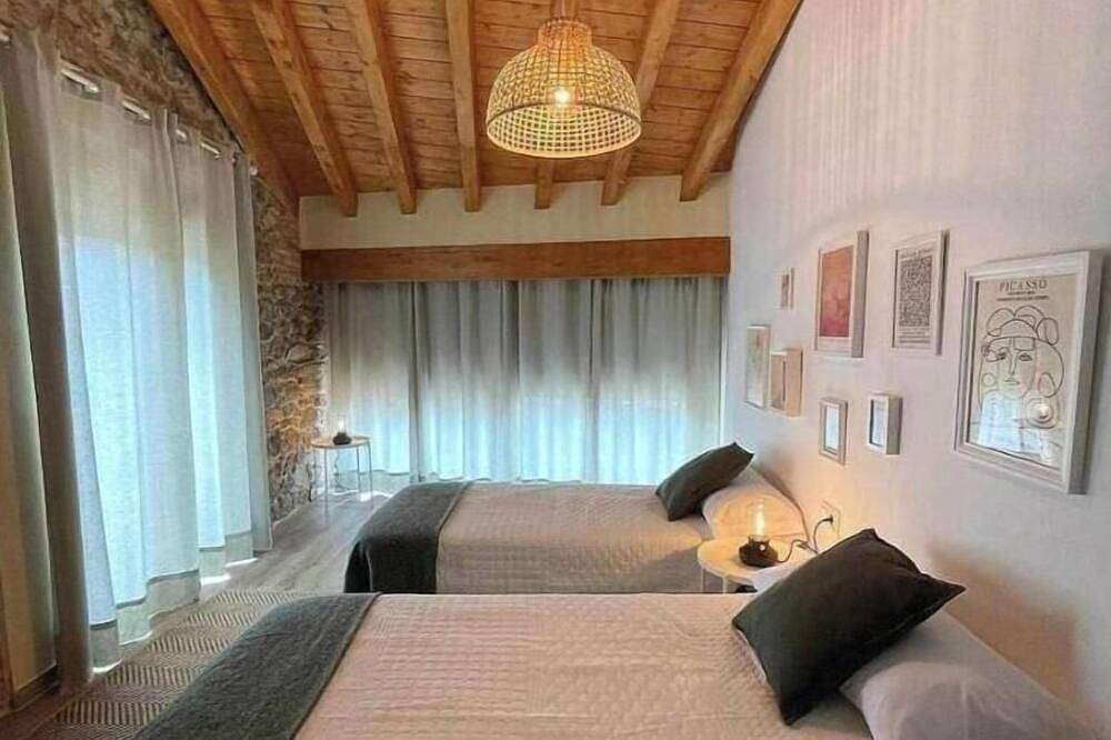 Find the north in the \"House of the good way\". in Alfoz de Lloredo, Cantabrian Coast