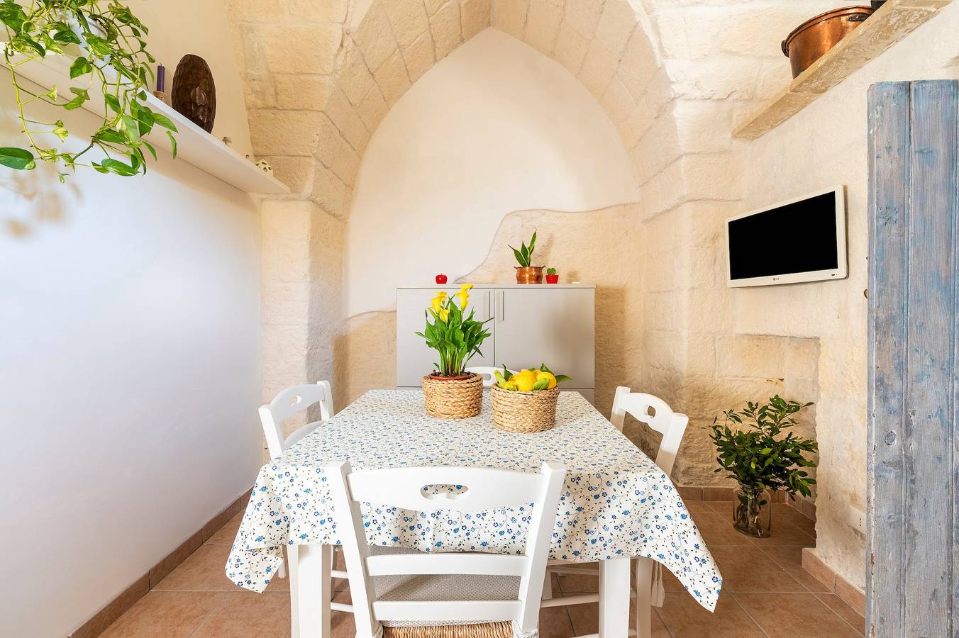 Appartamento intero, Appartamento 'Al Vico' con Terrazza Privata e Aria Condizionata in Carpignano Salentino, Provincia di Lecce