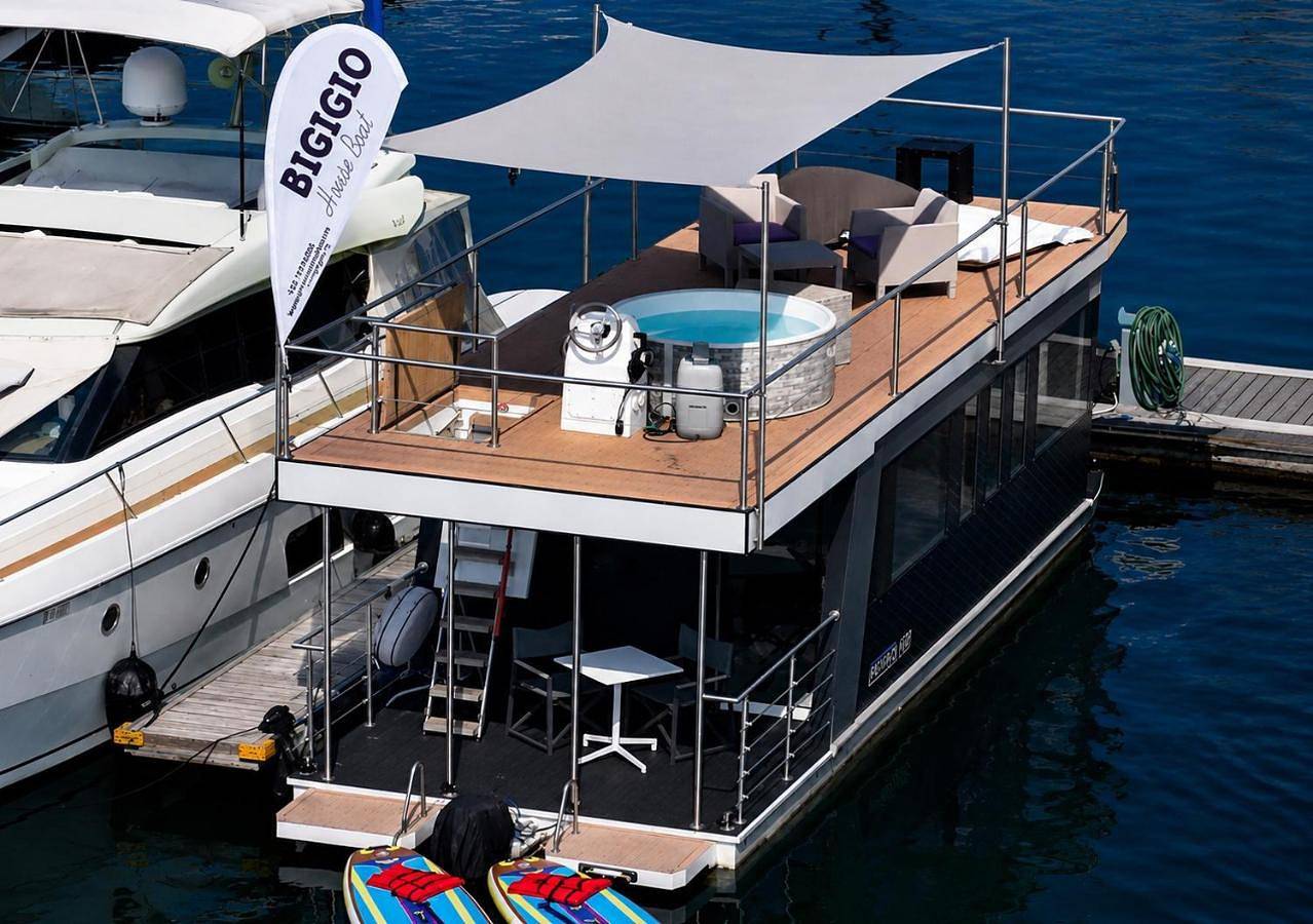 Neon Bigigio House Boat in Comune di Sesto Calende, Lago Maggiore (Lombardia)