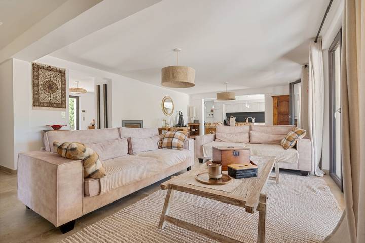 Location de vacances pour 10 personnes, avec terrasse ainsi que jardin et piscine, adapté aux familles à Eygalières - 3