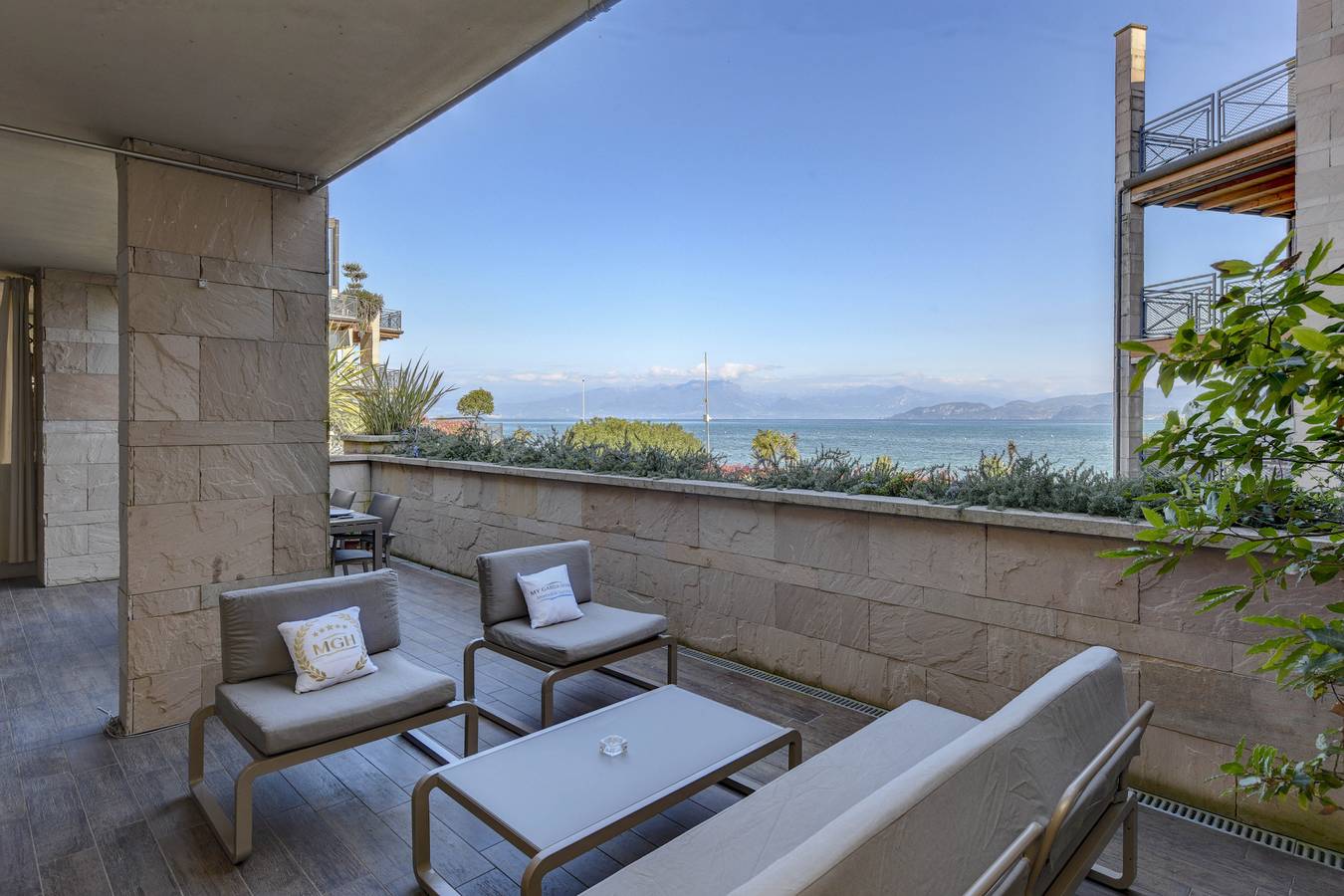 Appartement entier, Appartement de vacances pour 4 personnes avec vue sur le lac in Peschiera del Garda, Montagnes autour du lac de Garde