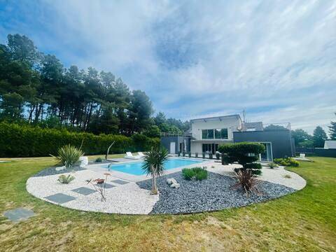 Villa Californie avec piscine près du circuit des 24H in Changé, Sarthe