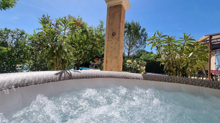 Location de vacances pour 10 personnes, avec jacuzzi et jardin ainsi que piscine et bassin pour enfant à Garéoult - 4