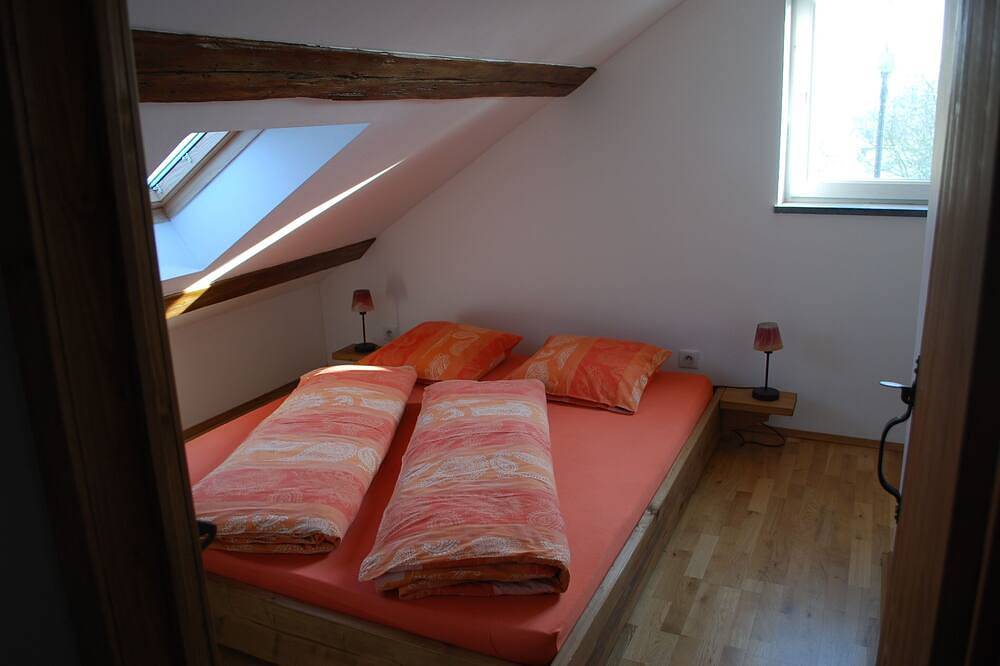 Entire apartment, Part of an old manor with a large swimming pond at the border triangle B, Nl, D in Gemmenich, Plombières