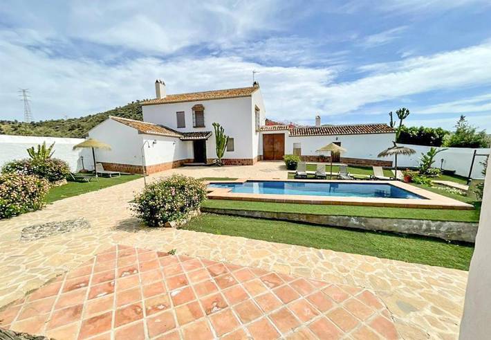 Casa rural para 12 personas, con vistas además de piscina y jardín - 1