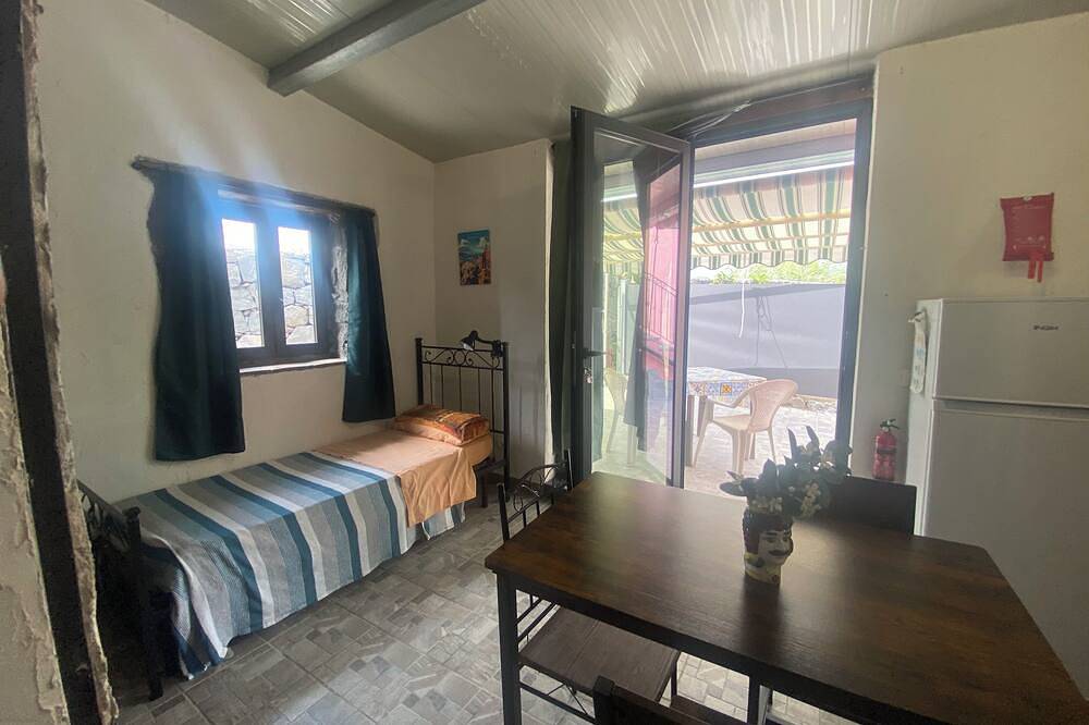 Entire apartment, Cosy and character-filled studio apartment with Pool near Beaches Taormina Etna in Fondachello, Catania Province